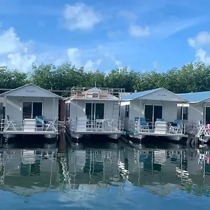 https://aqua-lodges-at-hurricane-hole-marina.hotels-in-key-west.com